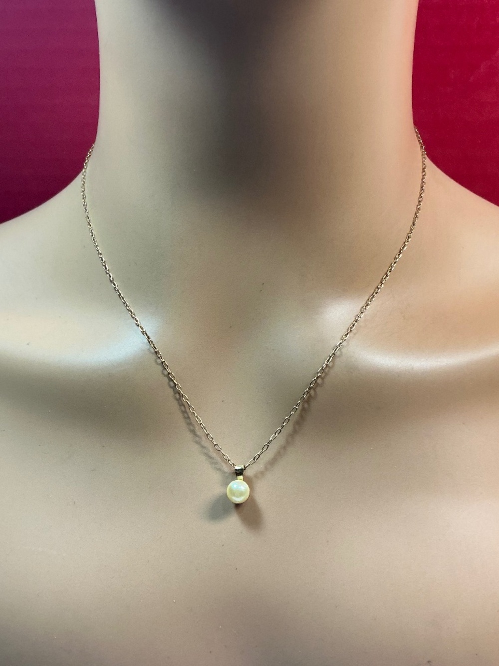Vintage AVON Gold Tone Necklace with a single Pearl Pendant. 18.5” long